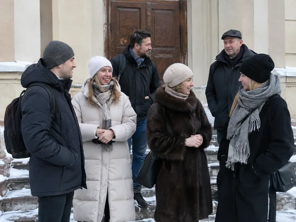 Команда у входа в здание зимой